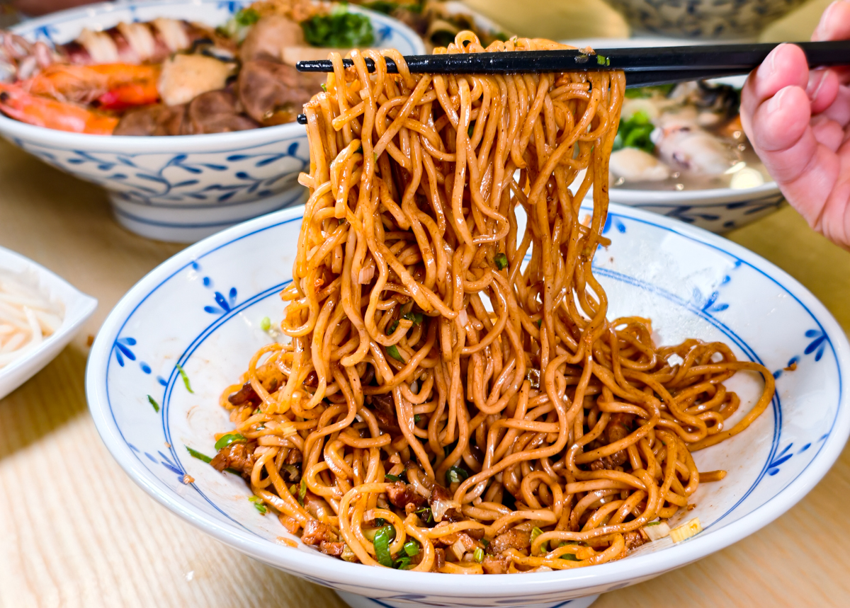 [高雄]雲汕坊-高雄少見道地雲南燉雞湯米線、潮汕海鮮撈麵~三多商圈隱藏版美食 @美食好芃友（芃芃）