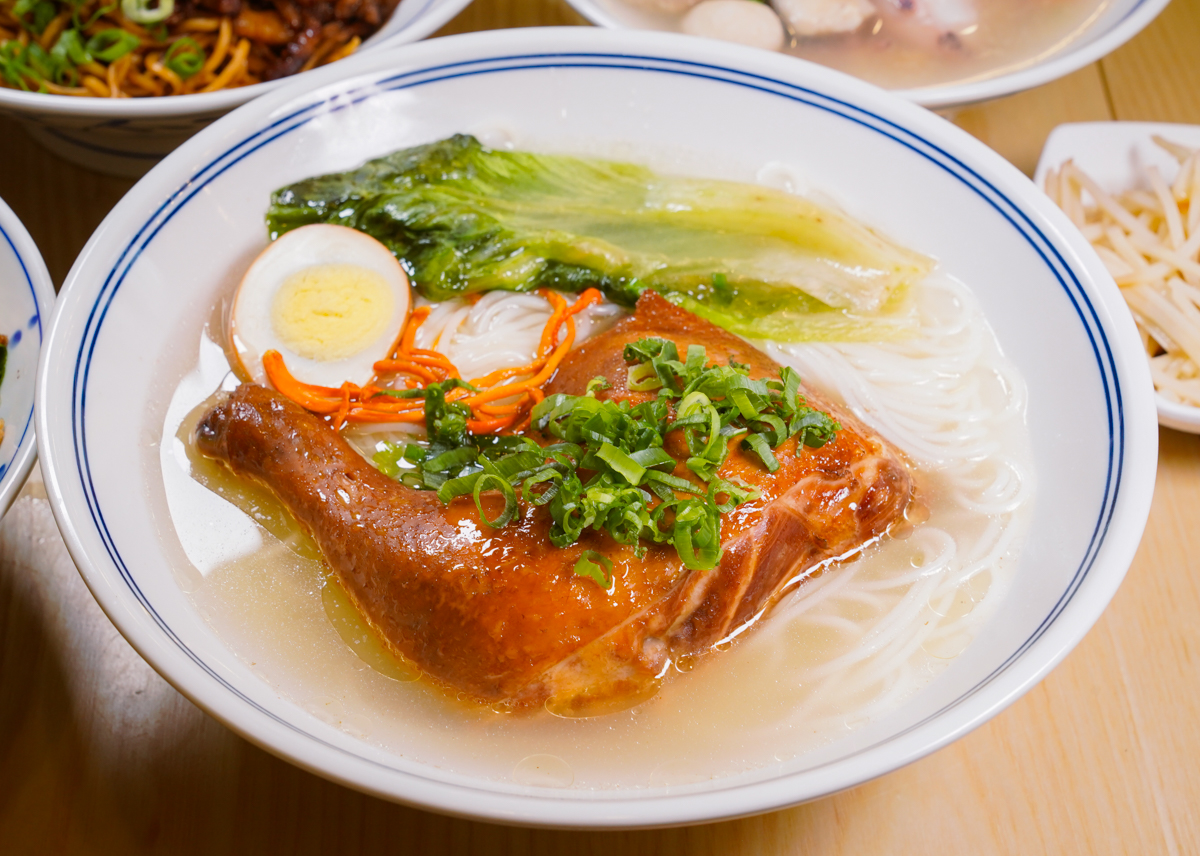 [高雄]雲汕坊-高雄少見道地雲南燉雞湯米線、潮汕海鮮撈麵~三多商圈隱藏版美食 @美食好芃友（芃芃）