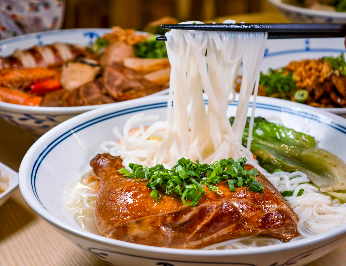 [高雄]雲汕坊-高雄少見道地雲南燉雞湯米線、潮汕海鮮撈麵~三多商圈隱藏版美食 @美食好芃友（芃芃）