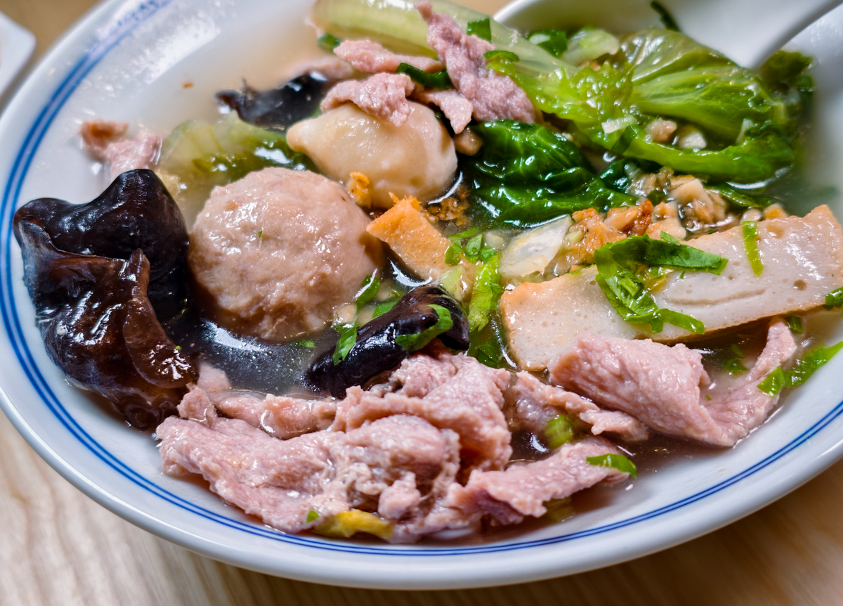 [高雄]雲汕坊-高雄少見道地雲南燉雞湯米線、潮汕海鮮撈麵~三多商圈隱藏版美食 @美食好芃友（芃芃）