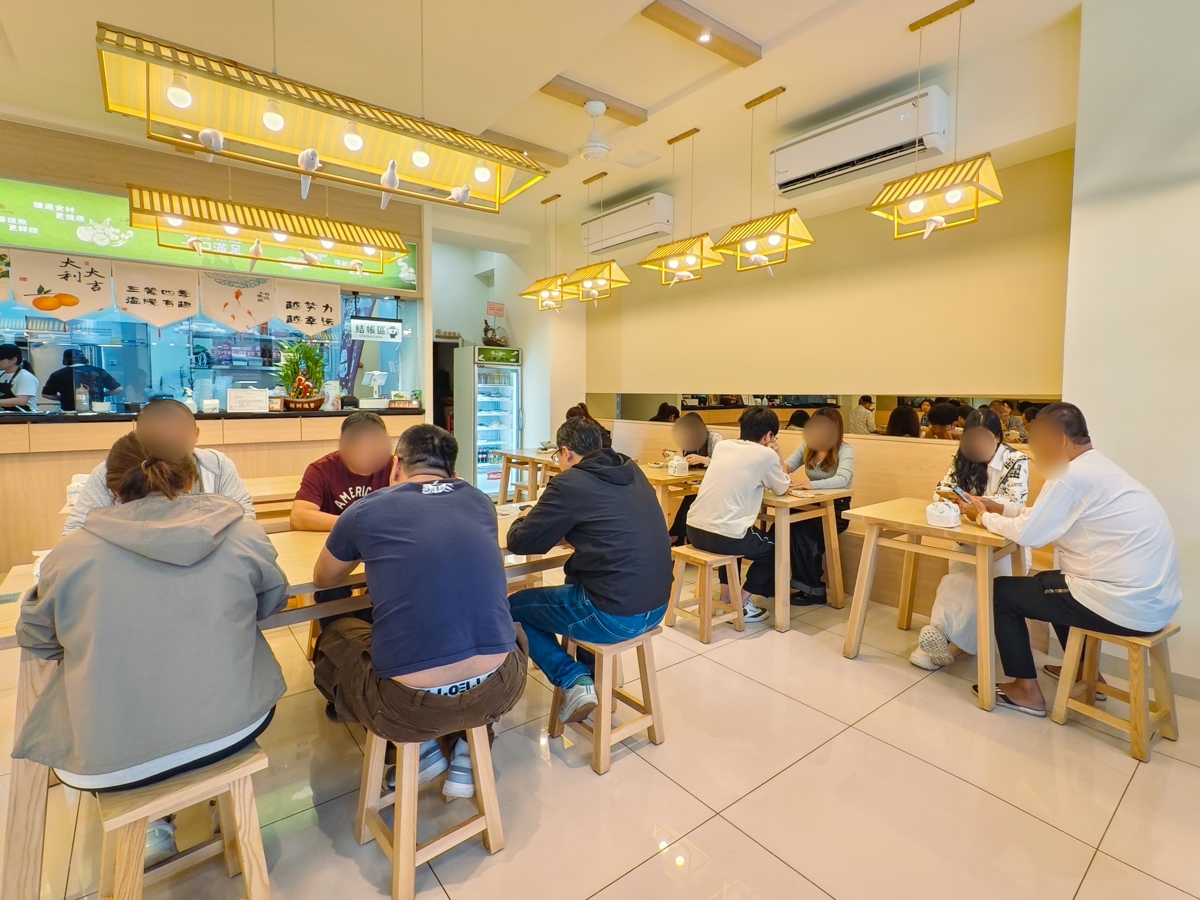 [高雄]雲汕坊-高雄少見道地雲南燉雞湯米線、潮汕海鮮撈麵~三多商圈隱藏版美食 @美食好芃友（芃芃）