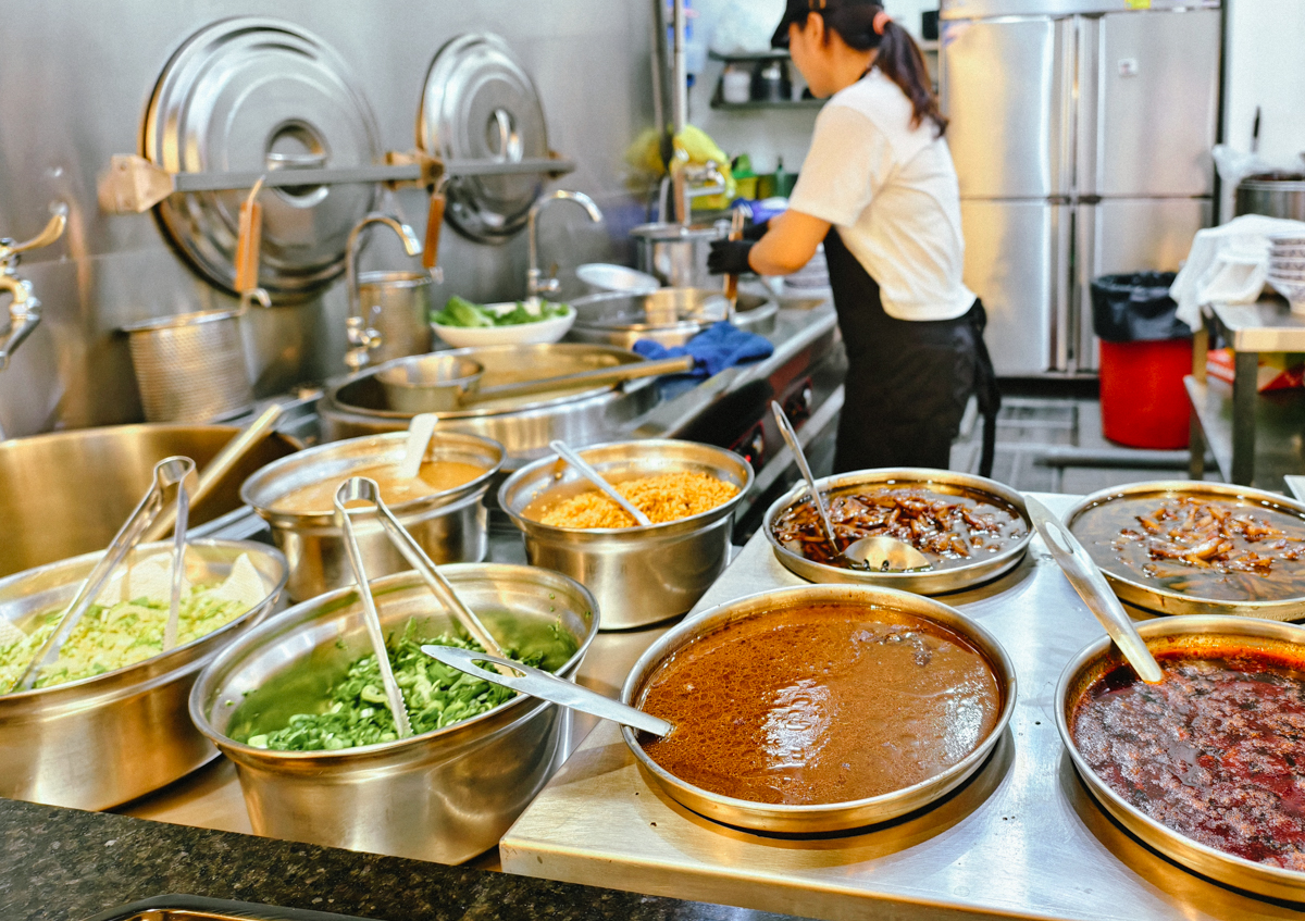 [高雄]雲汕坊-高雄少見道地雲南燉雞湯米線、潮汕海鮮撈麵~三多商圈隱藏版美食 @美食好芃友（芃芃）