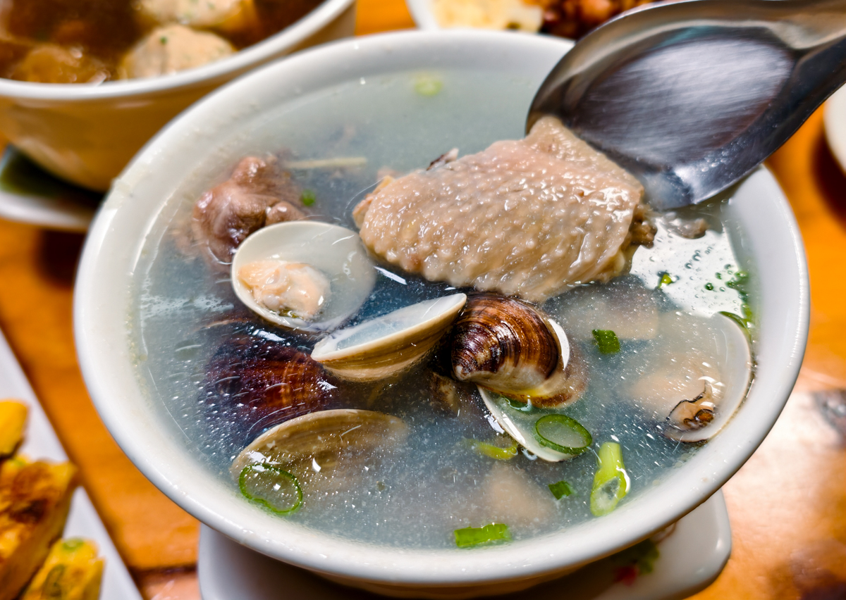 [高雄]阿爸餵露水雞-最用心高雄土雞湯店!牧場直送土雞!必吃雞魯飯、爆蛤蜊雞湯 @美食好芃友（芃芃）