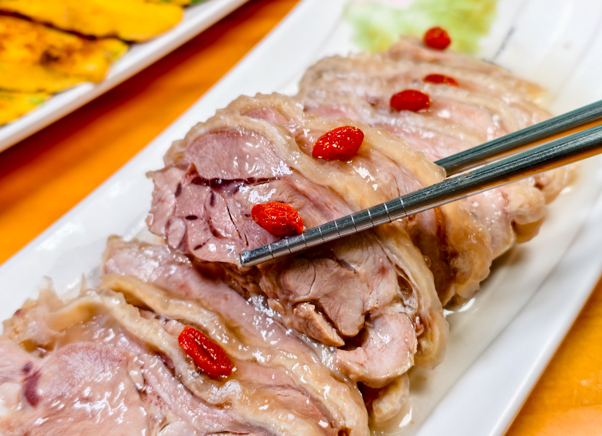 [高雄]阿爸餵露水雞-最用心高雄土雞湯店!牧場直送土雞!必吃雞魯飯、爆蛤蜊雞湯 @美食好芃友（芃芃）