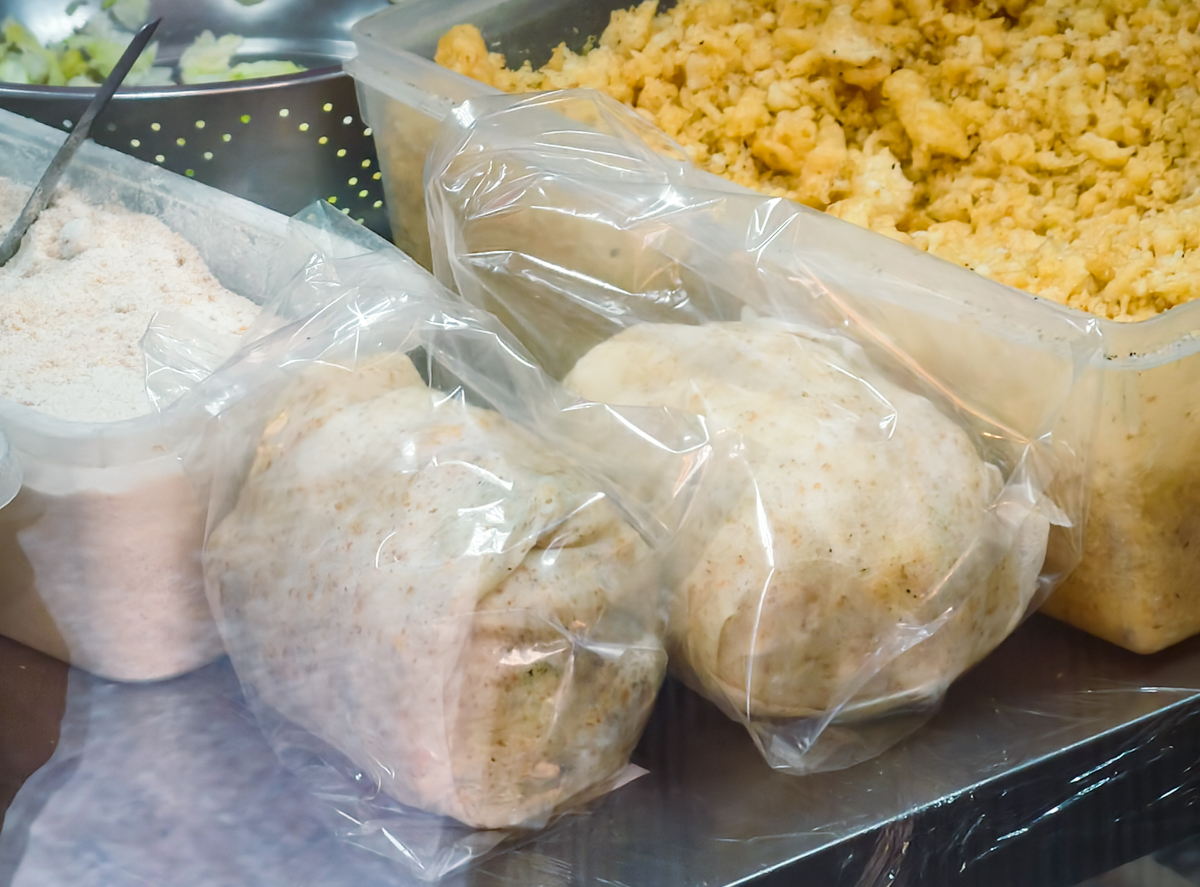 [高雄]成功春捲-最強巨無霸高雄春捲~鐵門還沒拉開就在排隊!全麥餅皮x經典炸蛋酥 @美食好芃友（芃芃）