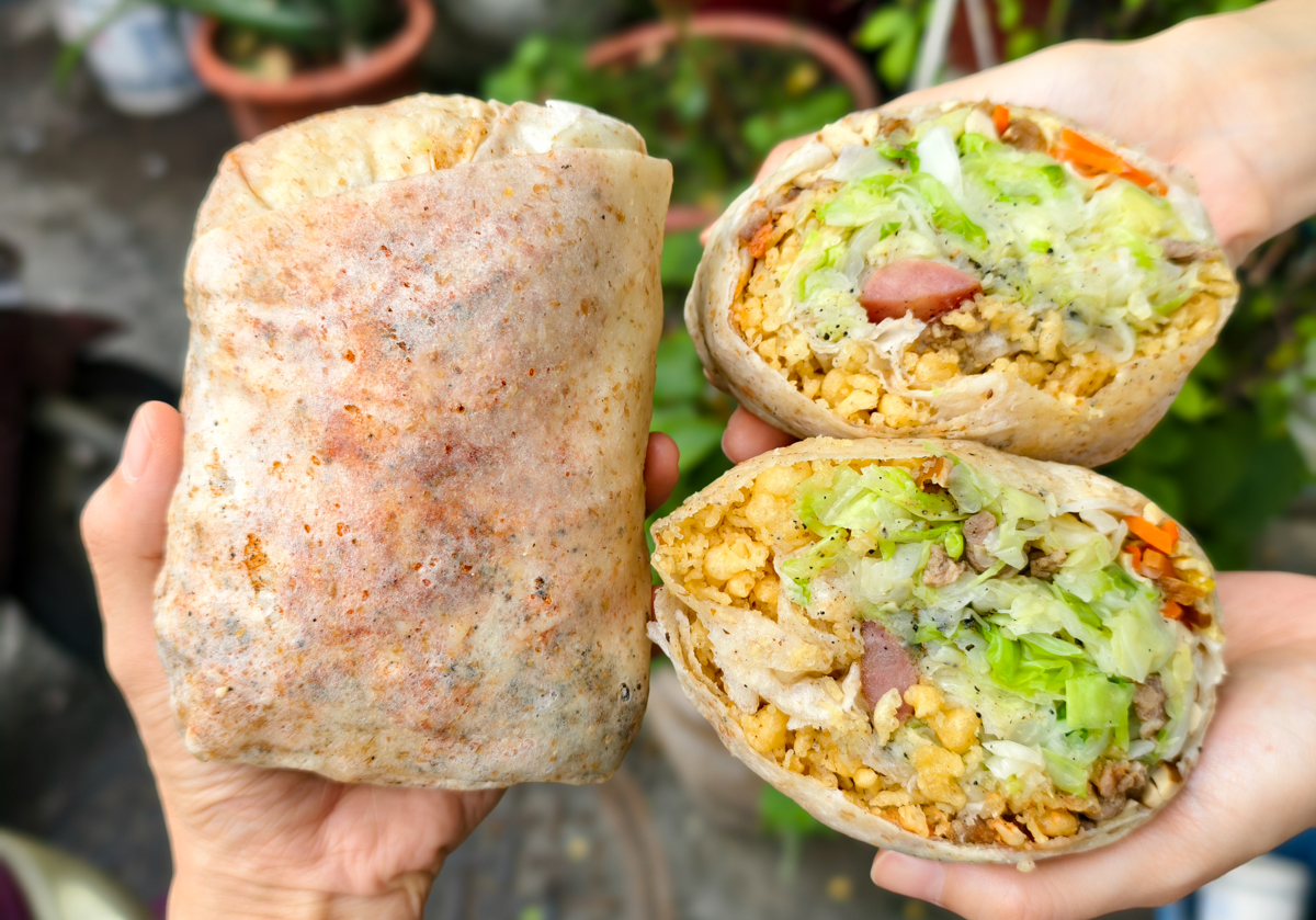 [高雄]成功春捲-最強巨無霸高雄春捲~鐵門還沒拉開就在排隊!全麥餅皮x經典炸蛋酥 @美食好芃友（芃芃）