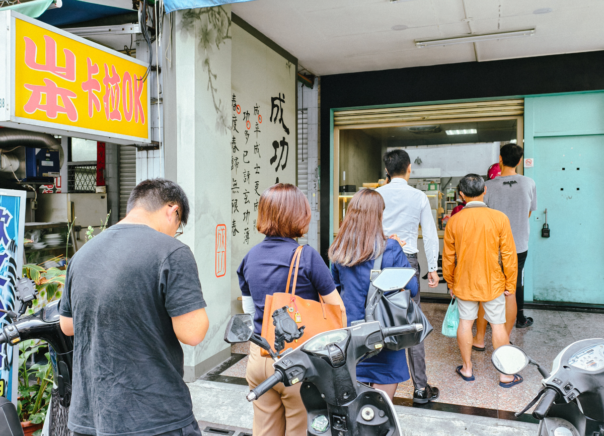 [高雄]成功春捲-最強巨無霸高雄春捲~鐵門還沒拉開就在排隊!全麥餅皮x經典炸蛋酥 @美食好芃友（芃芃）