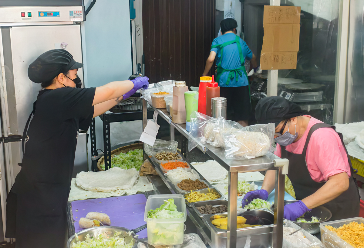 [高雄]成功春捲-最強巨無霸高雄春捲~鐵門還沒拉開就在排隊!全麥餅皮x經典炸蛋酥 @美食好芃友（芃芃）