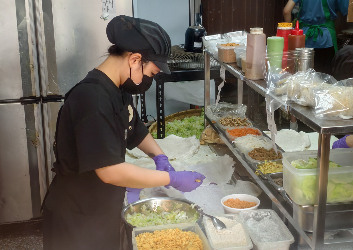 [高雄]成功春捲-最強巨無霸高雄春捲~鐵門還沒拉開就在排隊!全麥餅皮x經典炸蛋酥 @美食好芃友（芃芃）