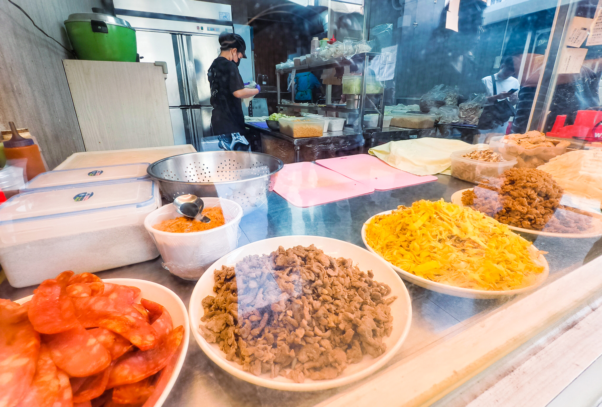 [高雄]成功春捲-最強巨無霸高雄春捲~鐵門還沒拉開就在排隊!全麥餅皮x經典炸蛋酥 @美食好芃友（芃芃）