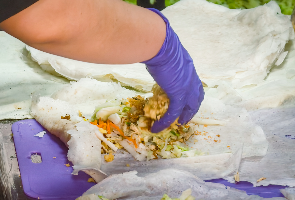 [高雄]成功春捲-最強巨無霸高雄春捲~鐵門還沒拉開就在排隊!全麥餅皮x經典炸蛋酥 @美食好芃友（芃芃）