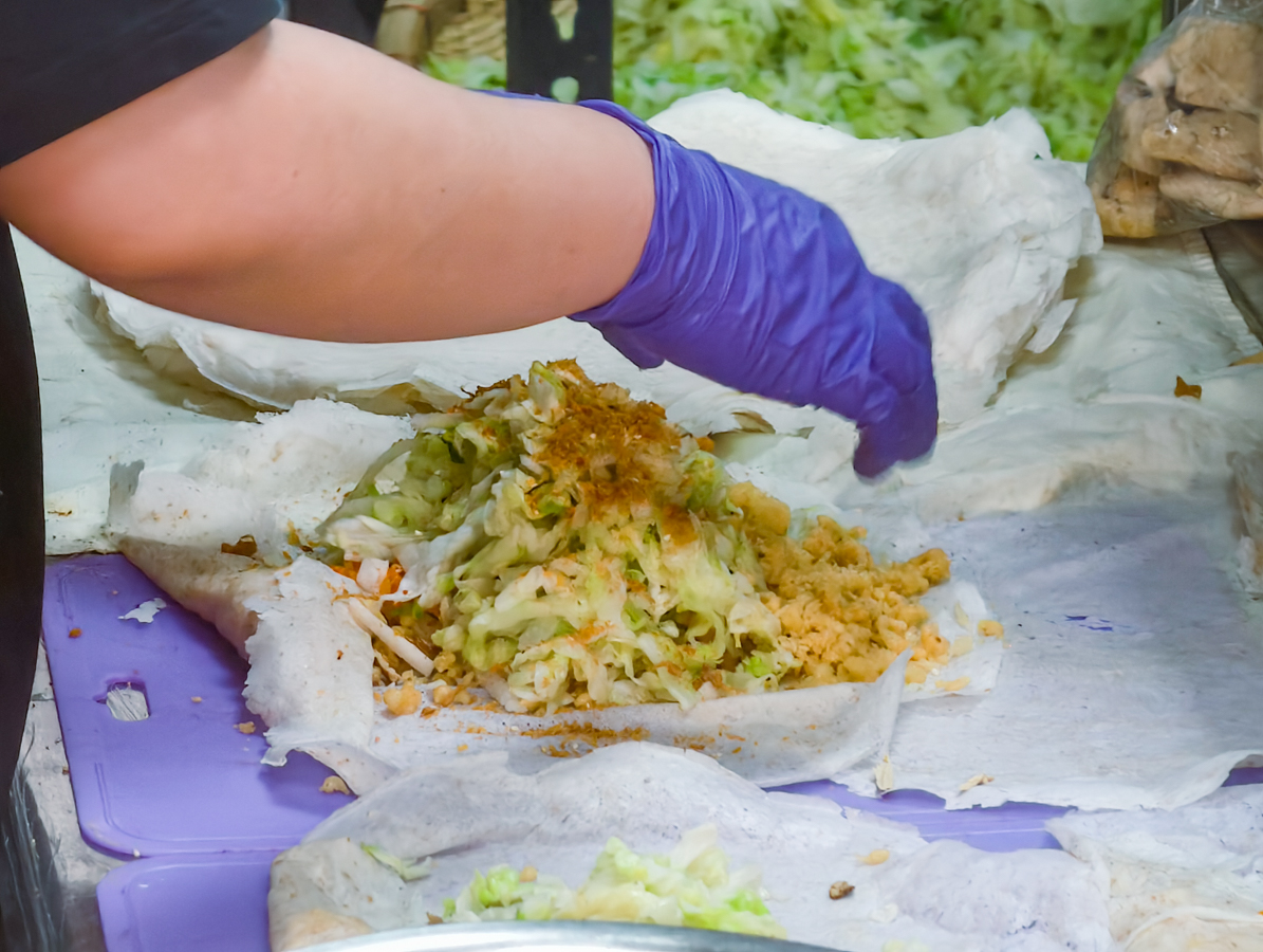 [高雄]成功春捲-最強巨無霸高雄春捲~鐵門還沒拉開就在排隊!全麥餅皮x經典炸蛋酥 @美食好芃友（芃芃）