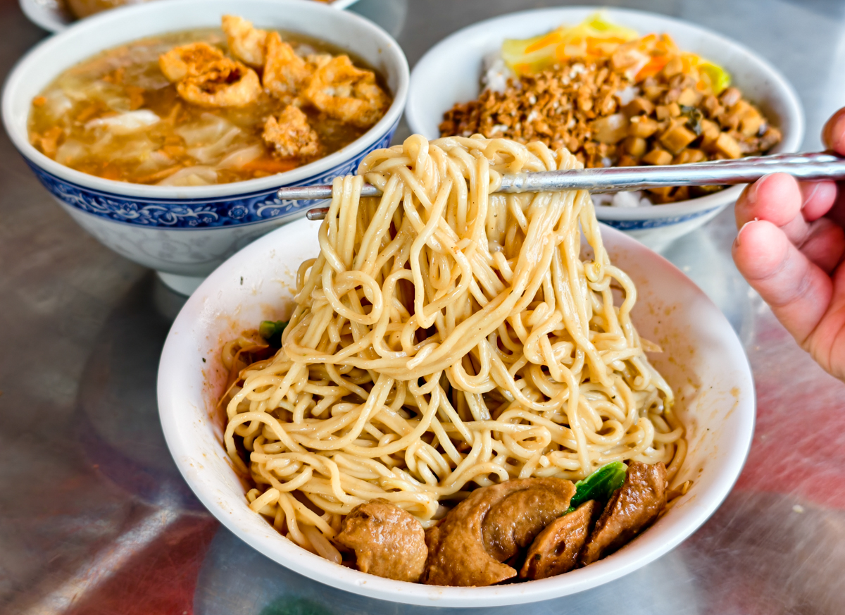 [高雄]中都素食麵-飄香40年每日排隊高雄素食麵!必點素食麻醬麵、素滷味、素羹 @美食好芃友（芃芃）