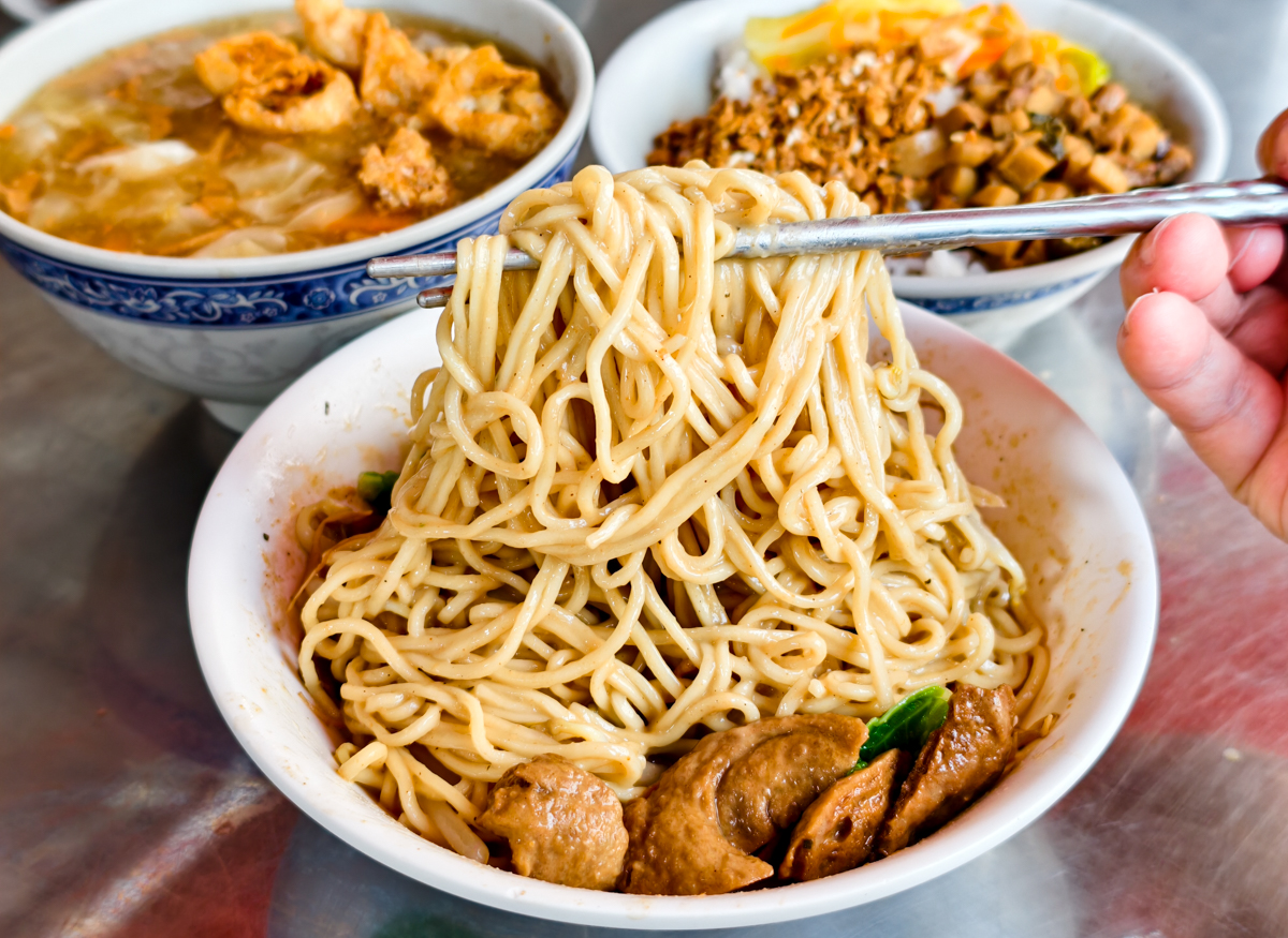 [高雄]中都素食麵-飄香40年每日排隊高雄素食麵!必點素食麻醬麵、素滷味、素羹 @美食好芃友（芃芃）