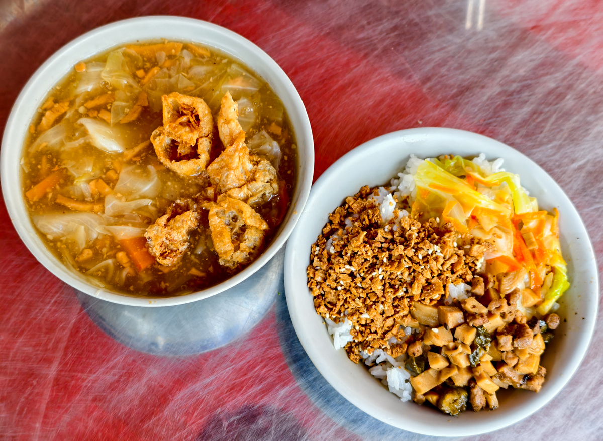[高雄]中都素食麵-飄香40年每日排隊高雄素食麵!必點素食麻醬麵、素滷味、素羹 @美食好芃友（芃芃）