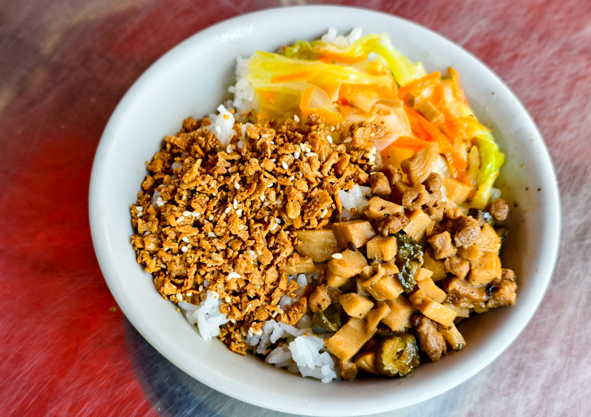 [高雄]中都素食麵-飄香40年每日排隊高雄素食麵!必點素食麻醬麵、素滷味、素羹 @美食好芃友（芃芃）