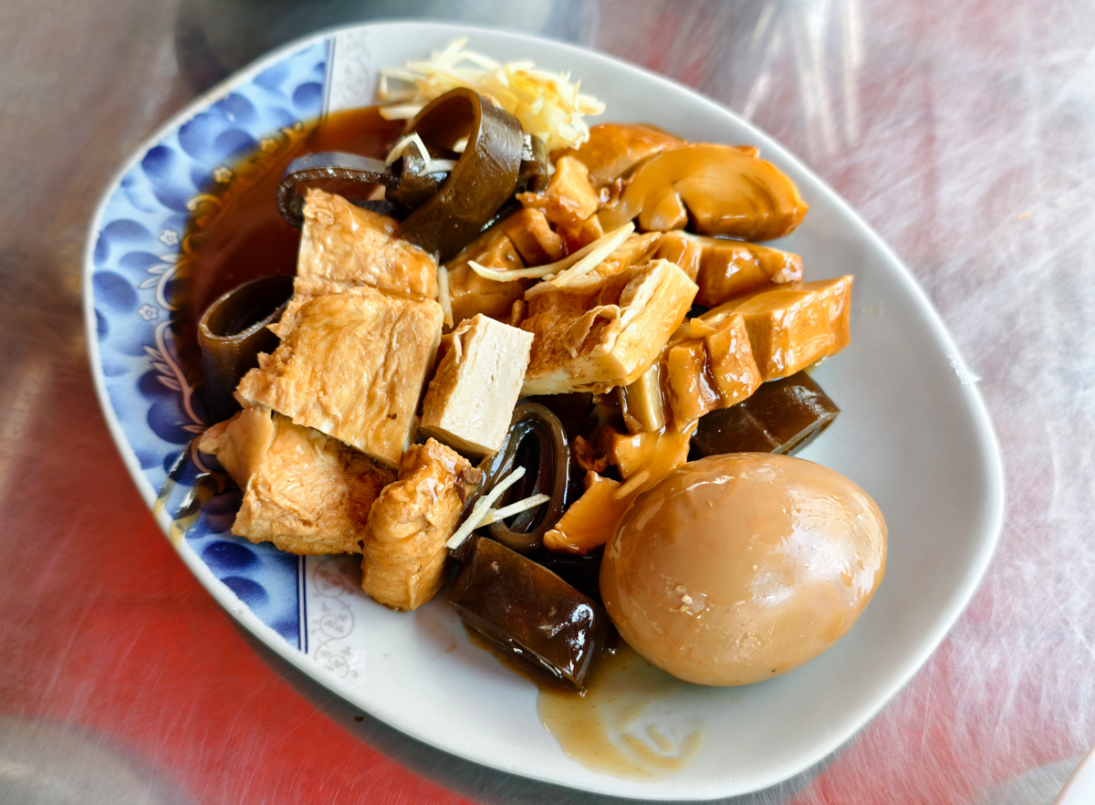 [高雄]中都素食麵-飄香40年每日排隊高雄素食麵!必點素食麻醬麵、素滷味、素羹 @美食好芃友（芃芃）