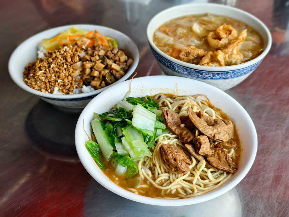 [高雄]層層牛肉疊疊樂漢堡!喝一杯也可以不醉的特調drink-啤酒肚Beerbelly(中正店) @美食好芃友（芃芃）