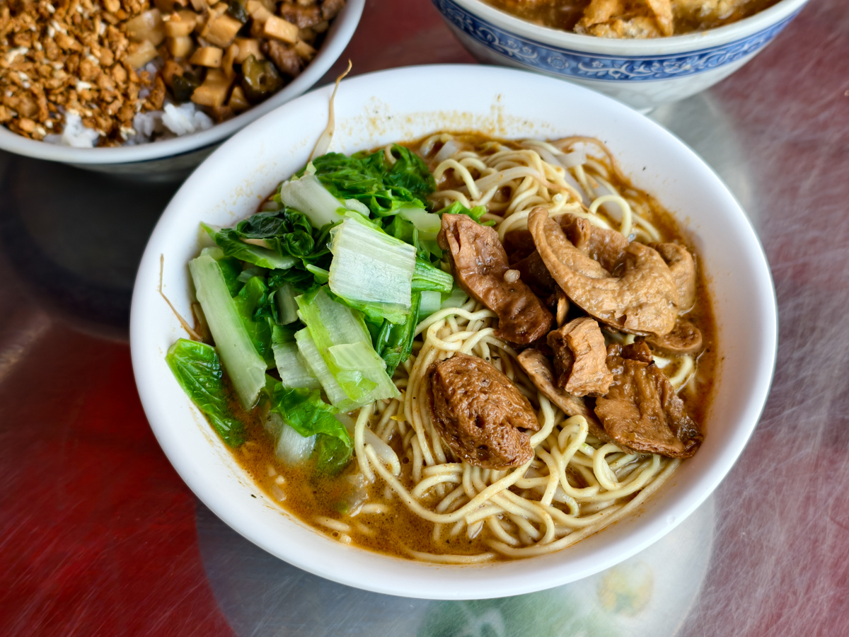 [高雄]中都素食麵-飄香40年每日排隊高雄素食麵!必點素食麻醬麵、素滷味、素羹 @美食好芃友（芃芃）