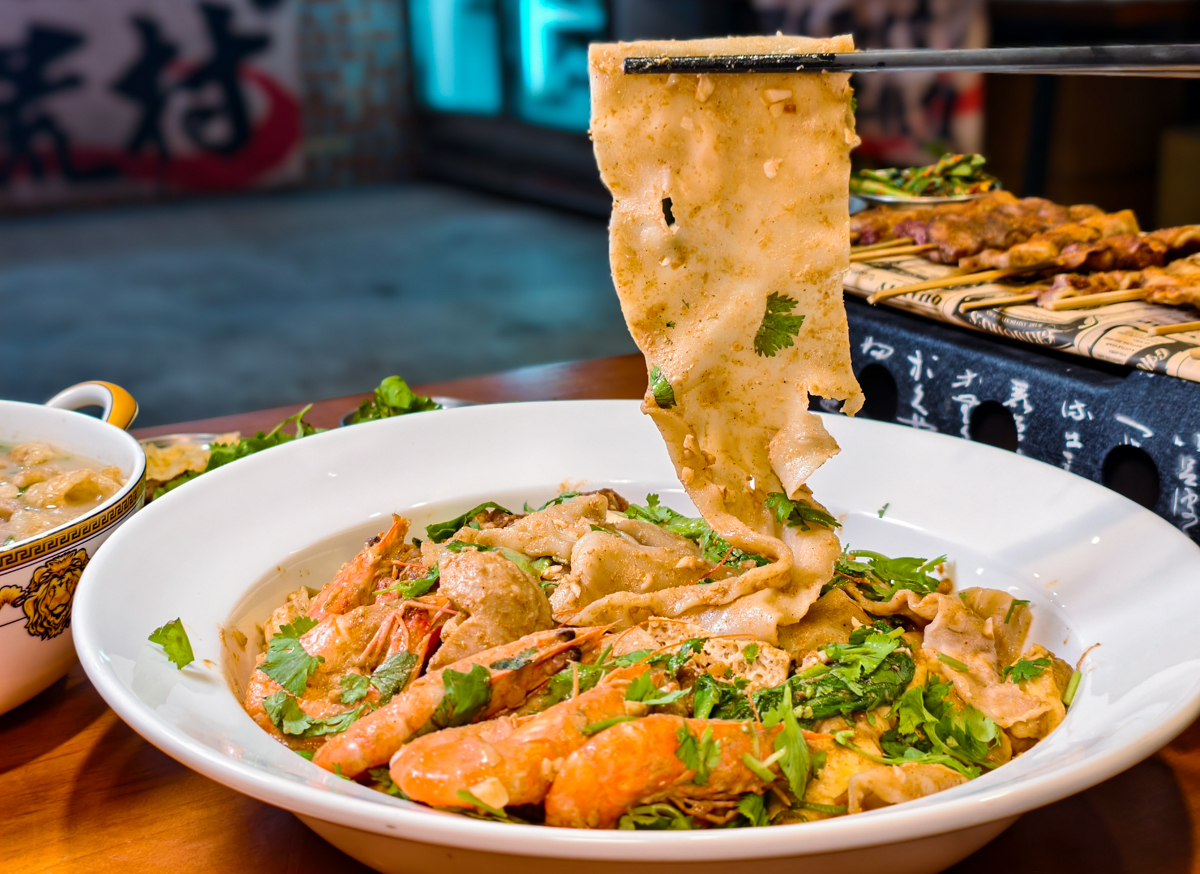 [高雄]荒村東北烤串-小港聚餐推薦!超大盤寬麵東北麻醬拌~再配東北烤串跟啤酒! @美食好芃友（芃芃）