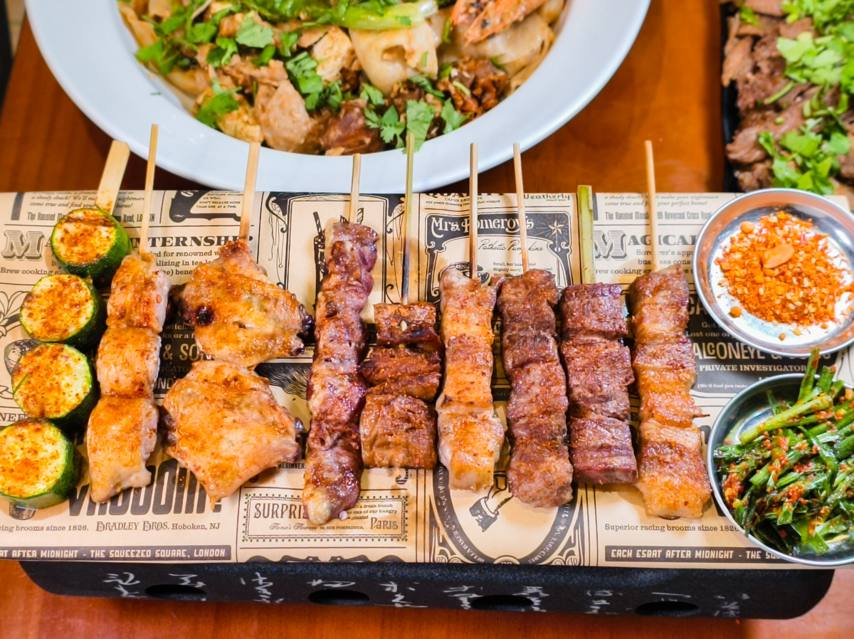 [高雄]荒村東北烤串-小港聚餐推薦!超大盤寬麵東北麻醬拌~再配東北烤串跟啤酒! @美食好芃友（芃芃）