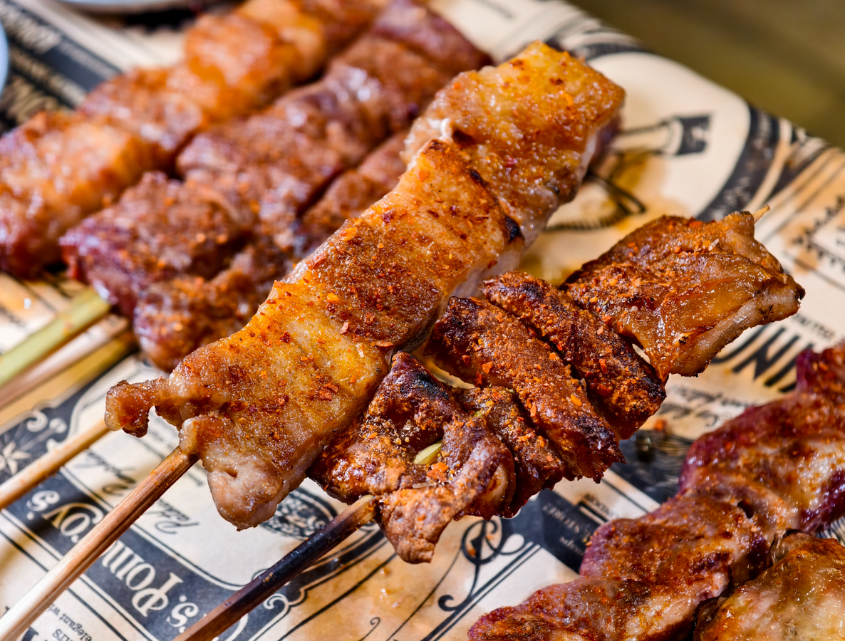 [高雄]荒村東北烤串-小港聚餐推薦!超大盤寬麵東北麻醬拌~再配東北烤串跟啤酒! @美食好芃友（芃芃）