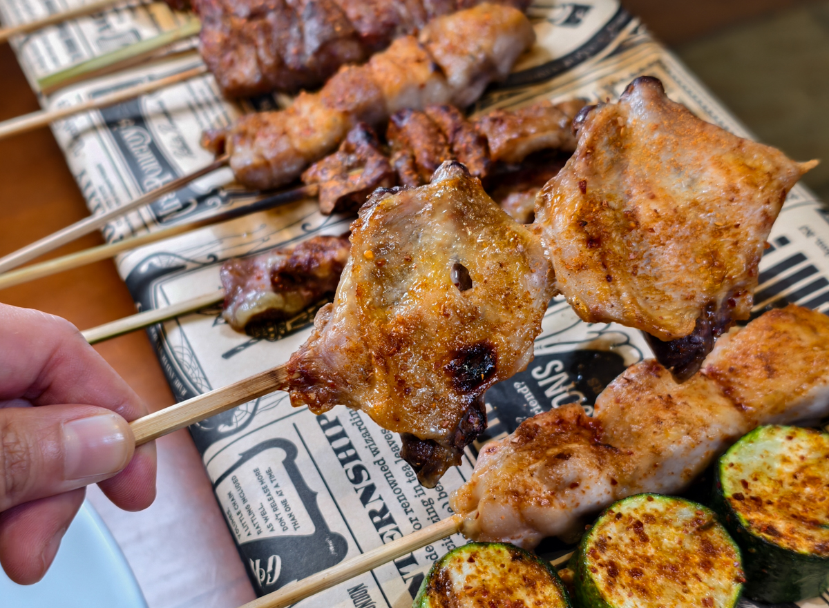 [高雄]荒村東北烤串-小港聚餐推薦!超大盤寬麵東北麻醬拌~再配東北烤串跟啤酒! @美食好芃友（芃芃）