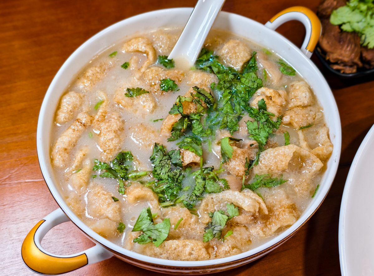 [高雄]荒村東北烤串-小港聚餐推薦!超大盤寬麵東北麻醬拌~再配東北烤串跟啤酒! @美食好芃友（芃芃）