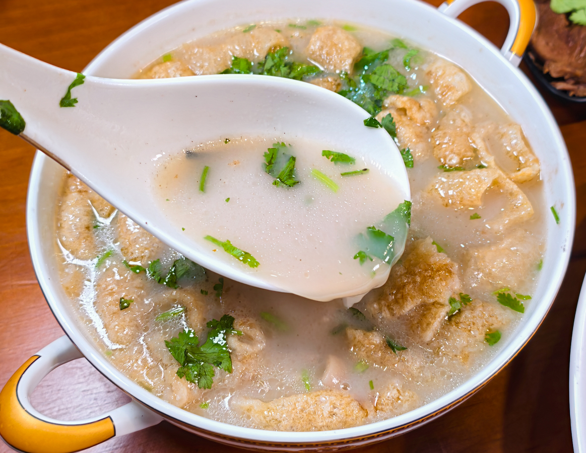 [高雄]荒村東北烤串-小港聚餐推薦!超大盤寬麵東北麻醬拌~再配東北烤串跟啤酒! @美食好芃友（芃芃）