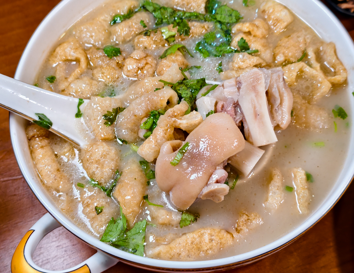 [高雄]荒村東北烤串-小港聚餐推薦!超大盤寬麵東北麻醬拌~再配東北烤串跟啤酒! @美食好芃友（芃芃）