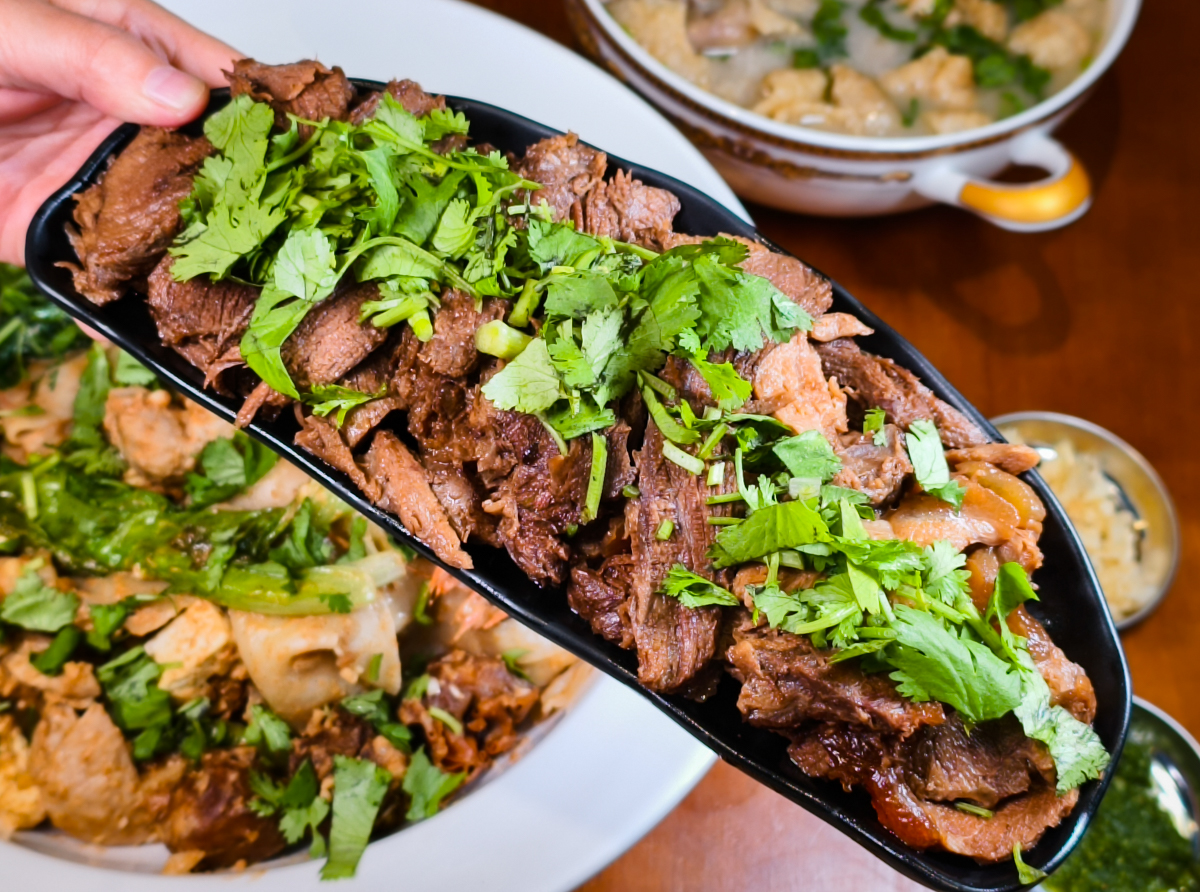 [高雄]荒村東北烤串-小港聚餐推薦!超大盤寬麵東北麻醬拌~再配東北烤串跟啤酒! @美食好芃友（芃芃）