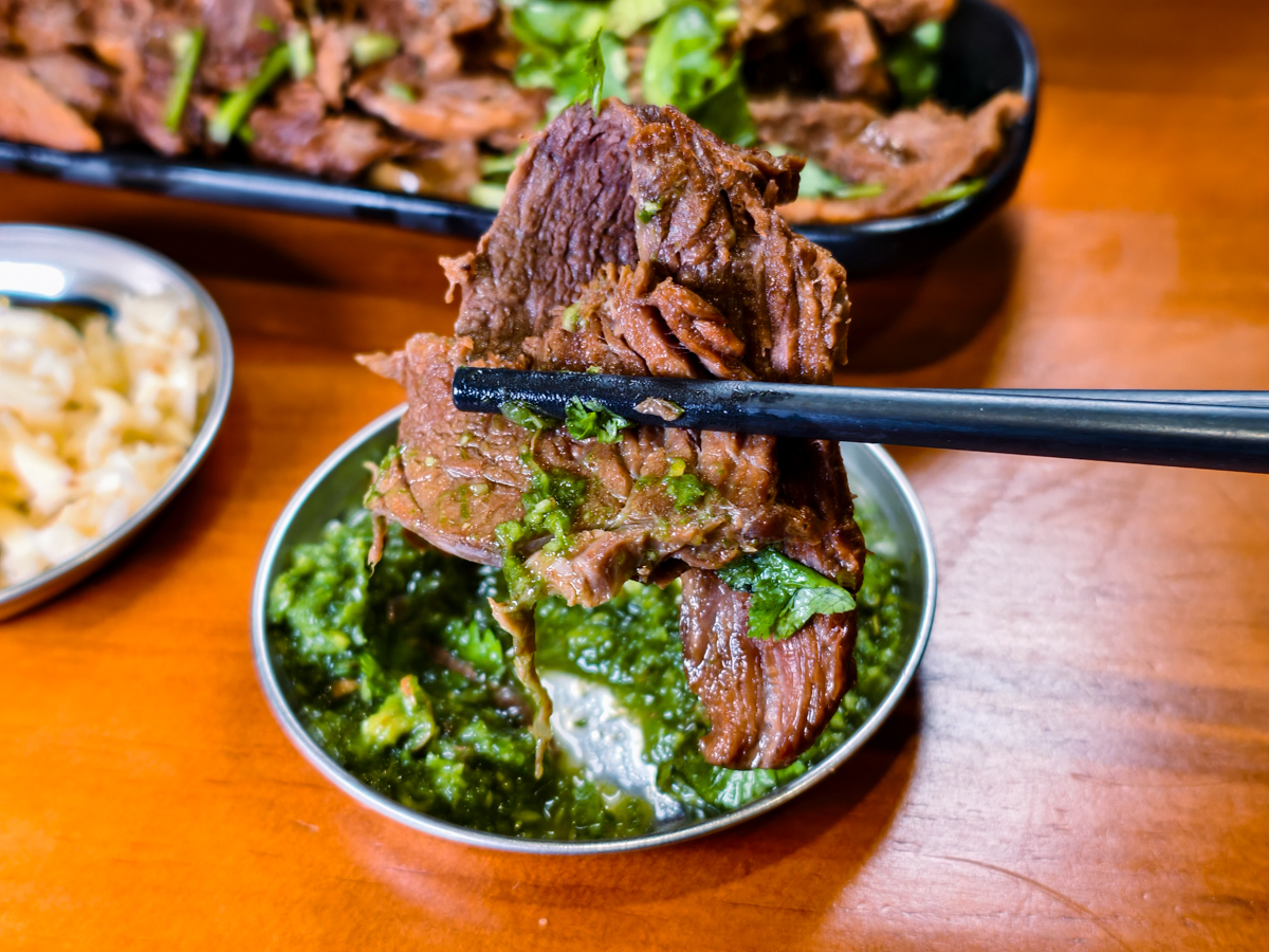 [高雄]荒村東北烤串-小港聚餐推薦!超大盤寬麵東北麻醬拌~再配東北烤串跟啤酒! @美食好芃友（芃芃）