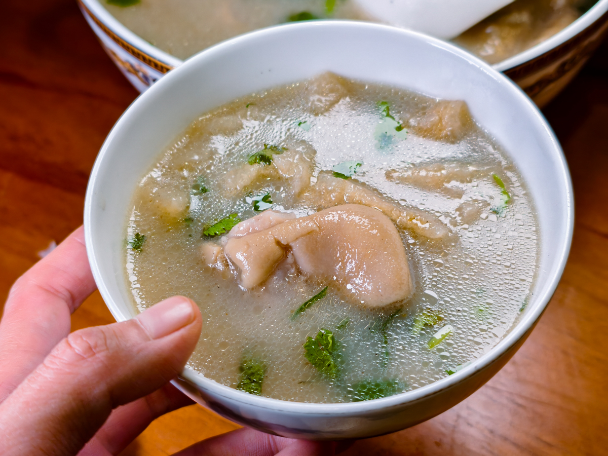 [高雄]荒村東北烤串-小港聚餐推薦!超大盤寬麵東北麻醬拌~再配東北烤串跟啤酒! @美食好芃友（芃芃）