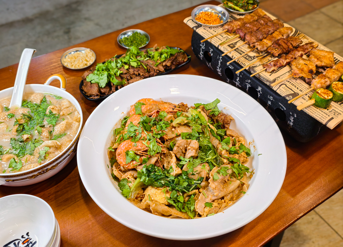 [高雄]荒村東北烤串-小港聚餐推薦!超大盤寬麵東北麻醬拌~再配東北烤串跟啤酒! @美食好芃友（芃芃）