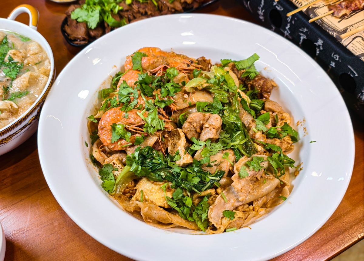 [高雄]荒村東北烤串-小港聚餐推薦!超大盤寬麵東北麻醬拌~再配東北烤串跟啤酒! @美食好芃友（芃芃）