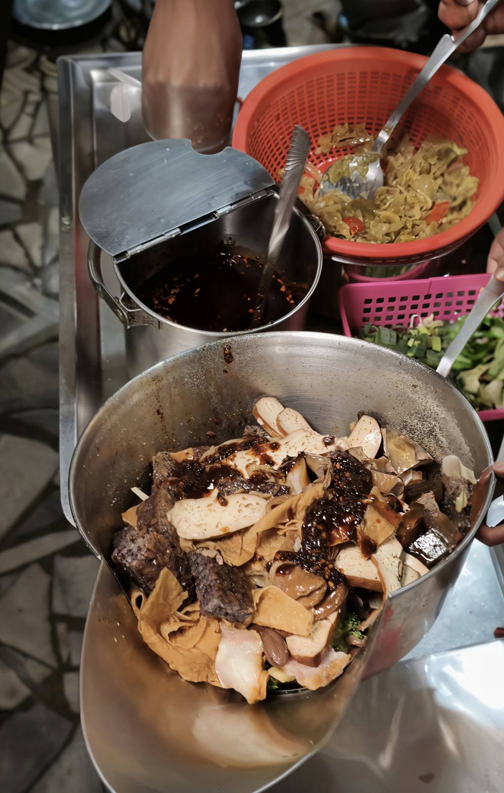 [高雄]888燻茶鵝滷味-每日排隊30年高雄燻茶鵝滷味老店!冷滷熱滷都好吃 @美食好芃友（芃芃）