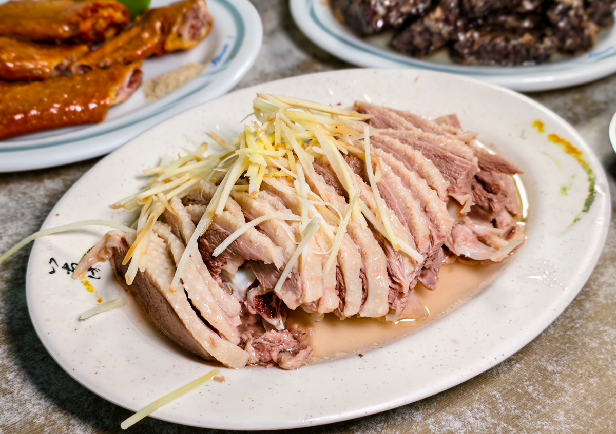 [高雄]北門鵝肉-傳承三代40年高雄鵝肉老店!超水準鹽水鵝肉切盤、燻茶鵝翅、鵝米血 @美食好芃友（芃芃）