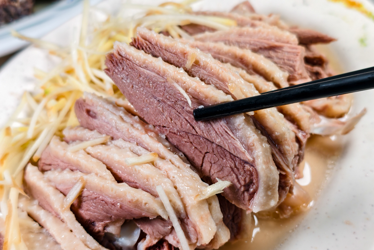 [高雄]北門鵝肉-傳承三代40年高雄鵝肉老店!超水準鹽水鵝肉切盤、燻茶鵝翅、鵝米血 @美食好芃友（芃芃）