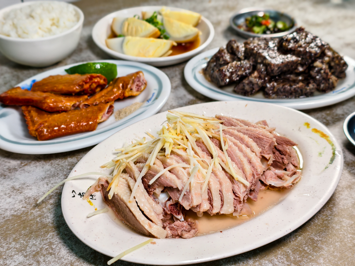 [高雄]北門鵝肉-傳承三代40年高雄鵝肉老店!超水準鹽水鵝肉切盤、燻茶鵝翅、鵝米血 @美食好芃友（芃芃）