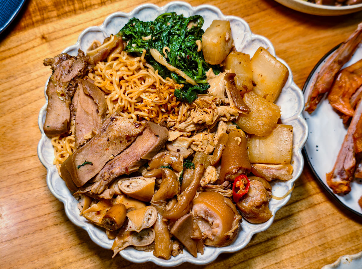 [高雄]888燻茶鵝滷味-每日排隊30年高雄燻茶鵝滷味老店!冷滷熱滷都好吃 @美食好芃友（芃芃）