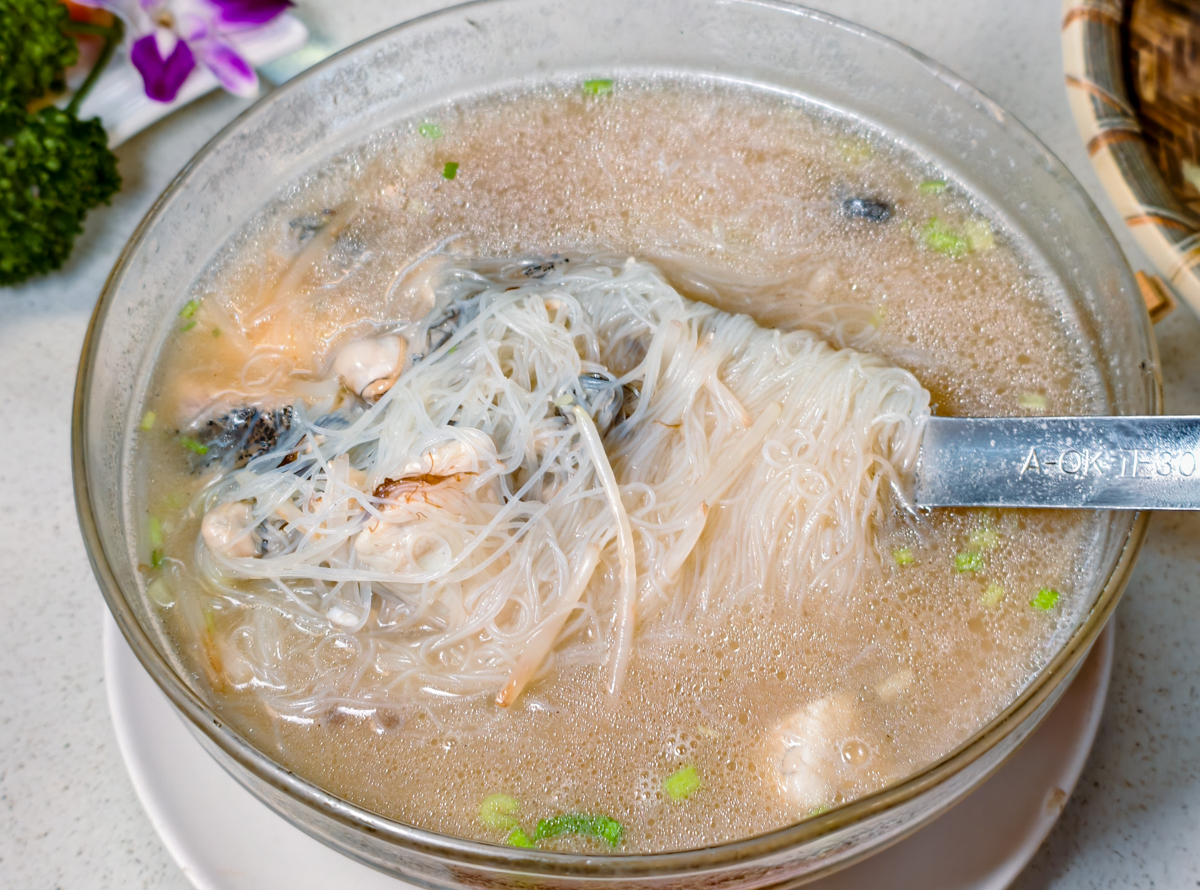 [高雄]海灣活海產餐廳-超扯!龍膽石斑米粉免費無限續湯續米粉!傳奇高雄老字號海產店 @美食好芃友（芃芃）