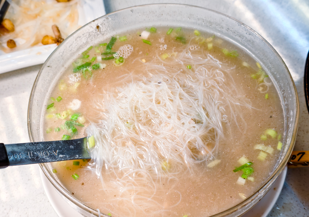 [高雄]海灣活海產餐廳-超扯!龍膽石斑米粉免費無限續湯續米粉!傳奇高雄老字號海產店 @美食好芃友（芃芃）