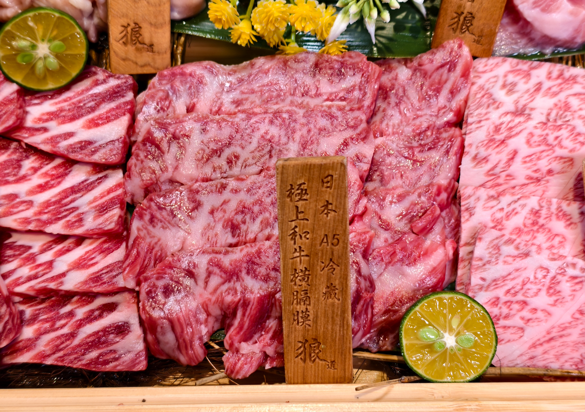 [高雄]狼道燒肉-最划算高雄和牛燒肉活體海鮮套餐~超乎想像2026高雄母親節四人餐 @美食好芃友（芃芃）