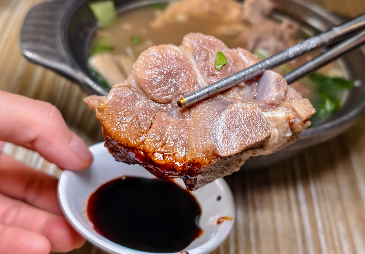 [高雄]老巴剎新加坡風味餐廳-高雄巨蛋周邊人氣南洋餐廳!最濃郁高雄叻沙麵、超嫩海南雞 @美食好芃友（芃芃）