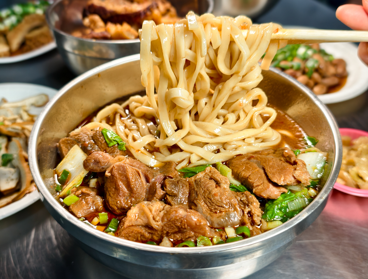 [高雄]壳牛原汁牛肉麵-傳承40年高雄牛肉麵老店~經典紅燒牛肉麵、晚來吃不到巨量牛軟骨麵 @美食好芃友（芃芃）