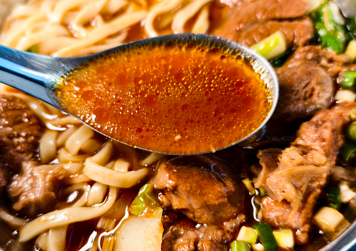 [高雄]壳牛原汁牛肉麵-傳承40年高雄牛肉麵老店~經典紅燒牛肉麵、晚來吃不到巨量牛軟骨麵 @美食好芃友（芃芃）