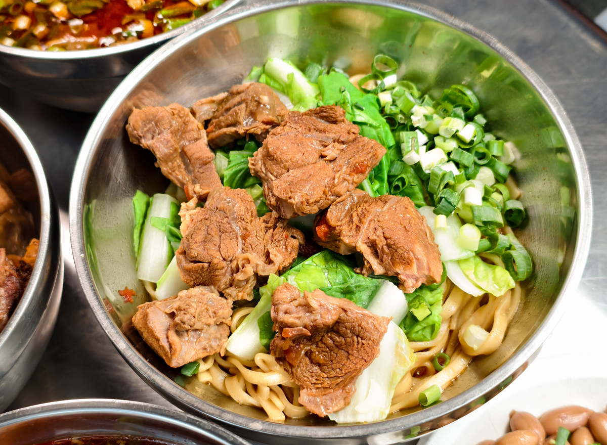 [高雄]壳牛原汁牛肉麵-傳承40年高雄牛肉麵老店~經典紅燒牛肉麵、晚來吃不到巨量牛軟骨麵 @美食好芃友（芃芃）