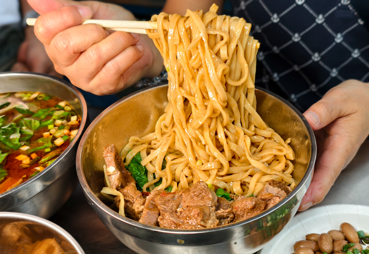 [高雄]壳牛原汁牛肉麵-傳承40年高雄牛肉麵老店~經典紅燒牛肉麵、晚來吃不到巨量牛軟骨麵 @美食好芃友（芃芃）