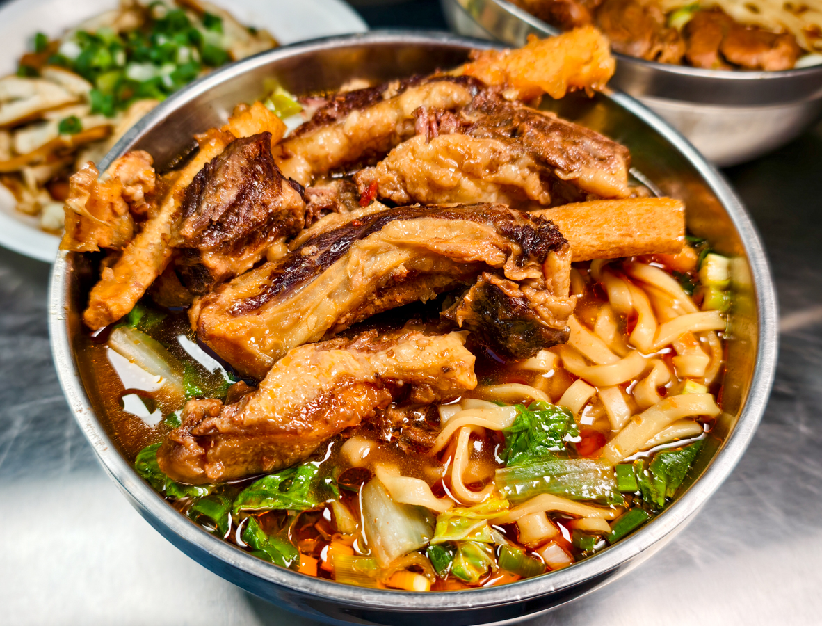 [高雄]壳牛原汁牛肉麵-傳承40年高雄牛肉麵老店~經典紅燒牛肉麵、晚來吃不到巨量牛軟骨麵 @美食好芃友（芃芃）