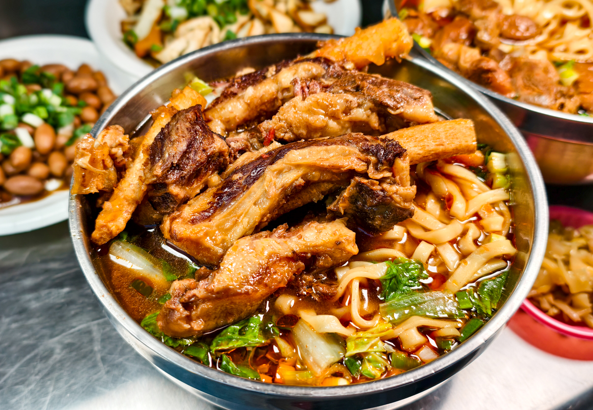 [高雄]壳牛原汁牛肉麵-傳承40年高雄牛肉麵老店~經典紅燒牛肉麵、晚來吃不到巨量牛軟骨麵 @美食好芃友（芃芃）